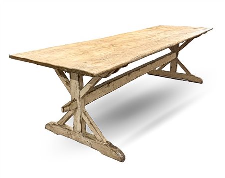 Grande tavolo in legno laccato bianco e sostegni con traversa di raccordo, pian