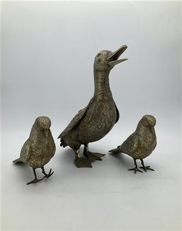 Lotto composto da cinque sculture in metallo argentato raffiguranti diversi vol