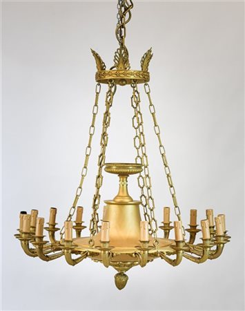 Lampadario in stile Impero in metallo dorato a diciotto bracci con attacchi a m