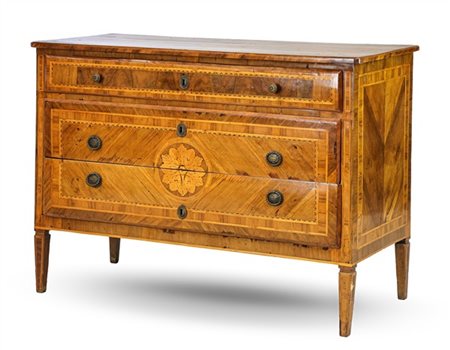 Cassettone lastronato, filettato e intarsiato in palissandro, noce e legni di v