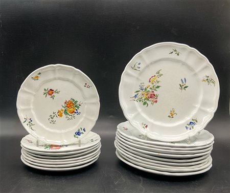 Cinque cartoni contenenti diverse parti di servizi e oggetti in ceramica di dif