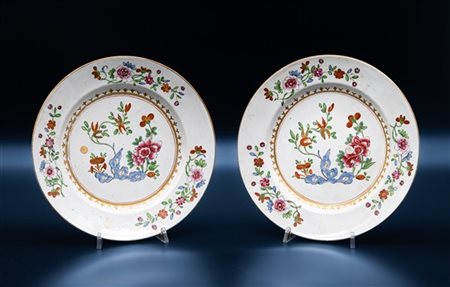 Manifattura di Milano, 1770-1780. Coppia di piatti in maiolica dipinta in polic