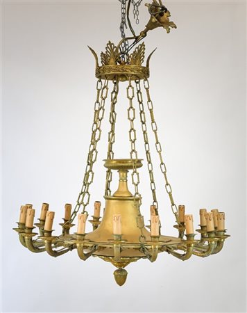 Lampadario in stile Impero in metallo dorato a diciotto bracci con attacchi a m