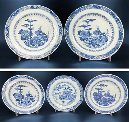 Gruppo di cinque piatti in porcellana dipinta in monocromia con vasi e fiori ne