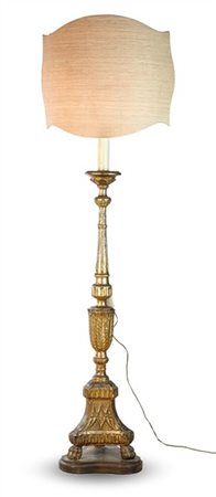 Torciera in legno intagliato a foglie d'acanto, scanalato e dorato (h cm 124) m