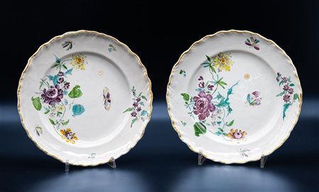Manifattura francese, probabilmente Bordeaux, secolo XVIII. Coppia di piatti in