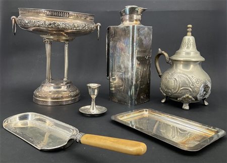 Due cartoni contenenti numerosi oggetti in metallo argentato e altri materiali