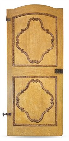 Porta in legno laccato con doppia pannellatura decorata da riserve con cornici