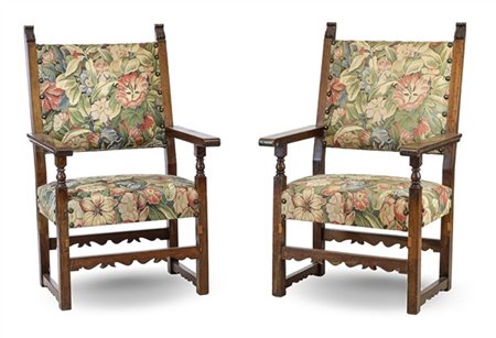 Coppia di seggioloni in legno intagliato, sedute e schienale rivestiti in tessu