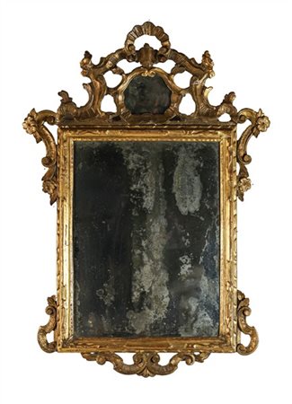 Specchiera in legno intagliato e dorato di forma rettangolare con fregi intagli