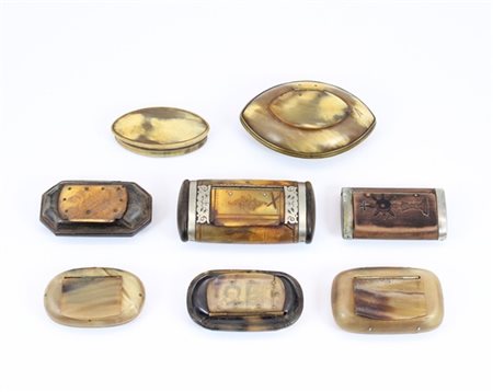 Lotto composto da otto tabacchiere in corno, metallo e legno. Secolo XIX (difet