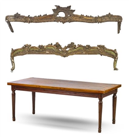 Lotto composto da due mantovane in legno intagliato e traforato a rocailles con