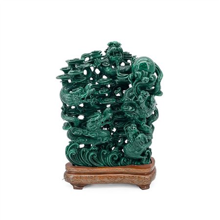 Gruppo in malachite scolpita e traforata a draghi tra nuvole, onde spumeggianti
