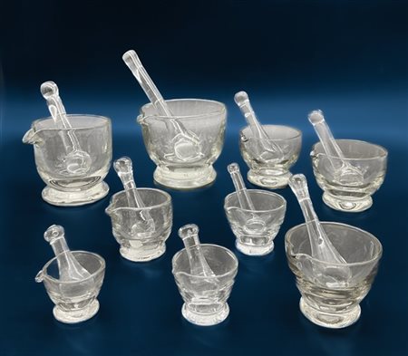 Gruppo di dieci piccoli mortai in vetro con pestello di diverse misure (h max c