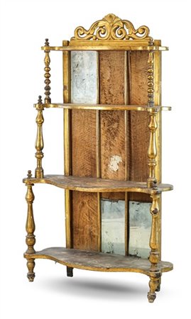 Etagère di forma sagomata in legno intagliato e dorato a quattro ripiani con so