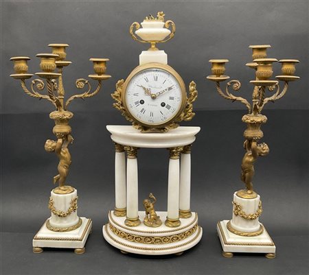 Cachard à Paris. 
Trittico da camino composto da due candelabri a quattro fiamm