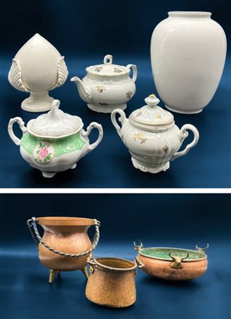 Due cartoni contenenti alcuni oggetti in rame, una clessidra, alcuni oggetti in