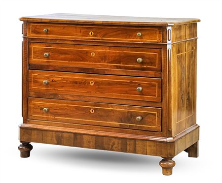 Cassettone in noce lastronato e filettato in legni vari, a quattro cassetti sul