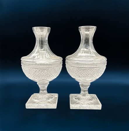 Coppia di vasi in cristallo molato con corpo a balaustro su base quadrata e dec