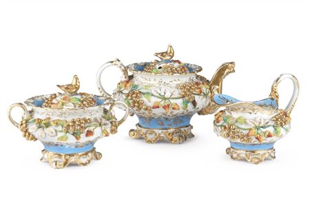 Manifattura Jacob Petit, secolo XIX. Parte di servizio in porcellana dipinto in