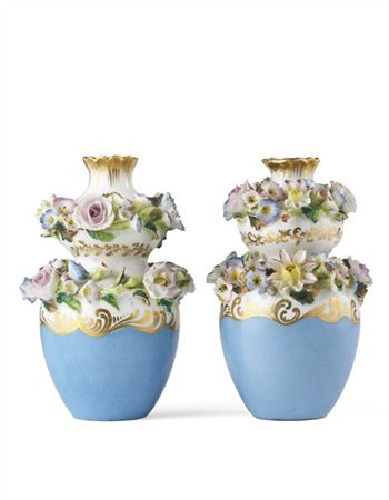 Manifattura francese, secolo XIX. Coppia di piccoli vasi in porcellana con fond
