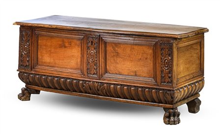 Antica cassapanca in noce con fronte a due cartelle tra montanti intagliati a c