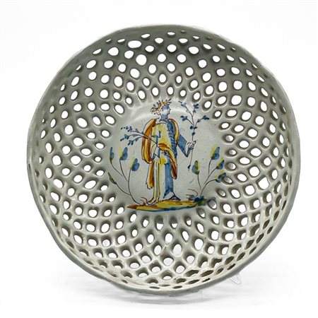 Manifattura di Faenza, secolo XVII. Crespina in maiolica bianca traforata decor