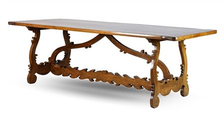 Tavolo fratino in legni vari con gambe sagomate a lira riunite da traverse (cm