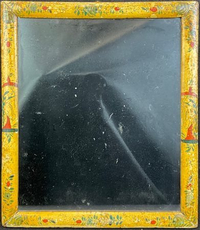 Cornice di forma rettangolare in legno dipinto e laccato con decori policromi a