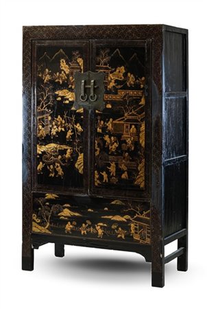 Armadio a due ante in legno ebanizzato, laccato e dorato decorato da figure ori