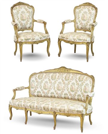 Fornitura da salotto in legno intagliato e dorato composto da divano e coppia d