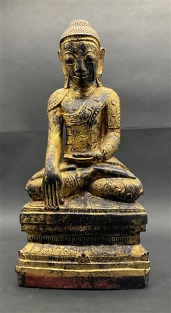 Buddha assiso: scultura in legno intagliato, laccato e dorato poggiante su mens