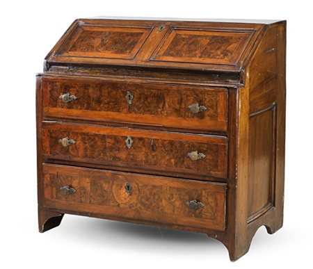 Ribalta lastronata in noce e radica con tre cassetti sul fronte e calatoia che