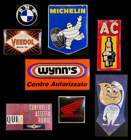 Lotto composto da sette diverse insegne pubblicitarie policrome in metallo e un