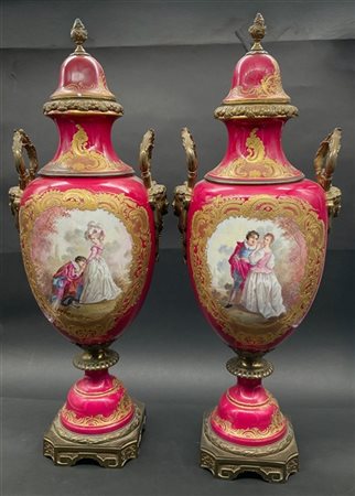 Manifattura francese, secolo XIX-XX. Coppia elementi decorativi a vaso in porce