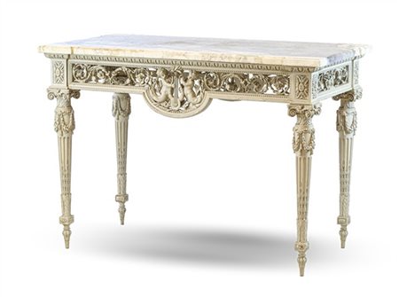 Tavolo da centro in legno intagliato, traforato e verniciato con gambe in parte