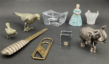 Cartone contenente numerosi oggetti di diversa epoca e decoro tra cui una figur