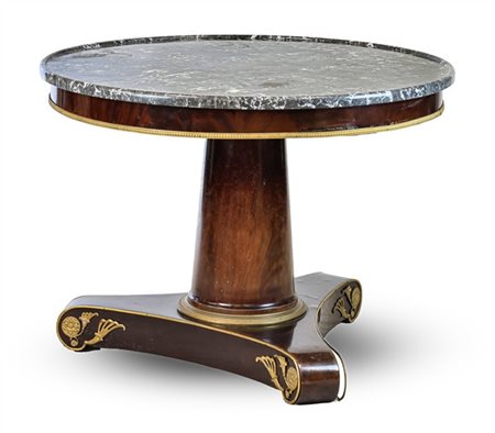 Tavolo da centro impiallacciato in mogano con sostegno a colonna e base tripode