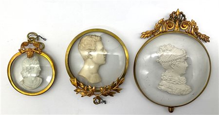 Arte del secolo XIX-XX. Tre profili in materiali diversi entro medaglioni circo