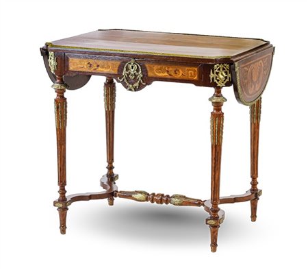 Tavolino da centro a bandelle impiallacciato e intarsiato in legni vari a trofe