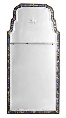 Specchiera di forma mossa in legno dorato, cornice rivestita con elementi in ve