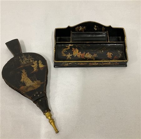 Lotto composto da un soffietto e un calamaio in legno laccato con decori a chin