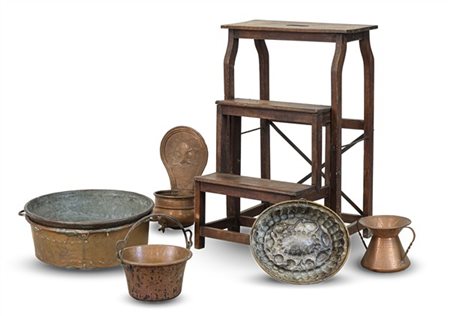 Lotto composto da oggetti diversi in rame in due cartoni uniti ad una scaletta