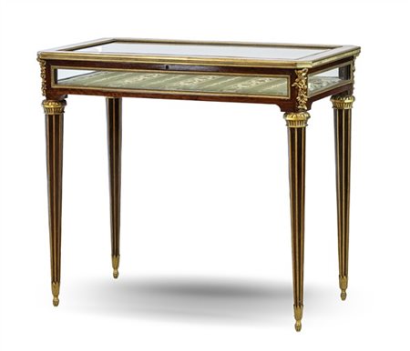 Tavolo vetrina in stile Luigi XVI in mogano e filettato in ottone con gambe ras