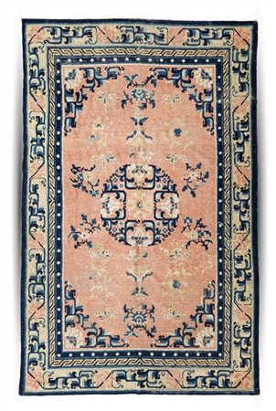 Tappeto Ningxia, Cina, fine secolo XIX. Decoro con medaglione tondeggiante nei