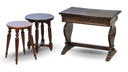 Lotto composto da due sgabelli ed un tavolino con piedi ferini e montanti ad as