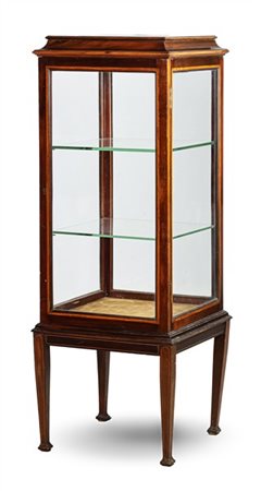 Vetrina da centro in mogano filettato a tre ripiani, gambe a obelisco rovesciat