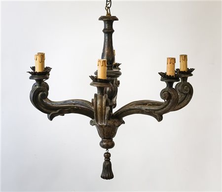 Lampadario a sei luci in legno intagliato a foglie volute, fusto tornito (d cm