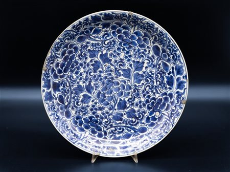 Grande piatto in porcellana dipinta in monocromia blu con decoro floreale. Cina