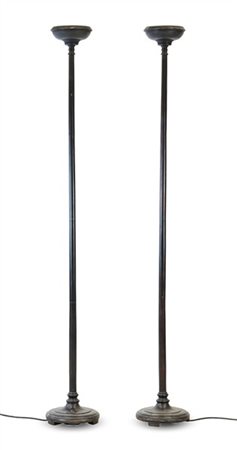 Coppia di lampade da terra in bronzo brunito con base circolare scanalata e por